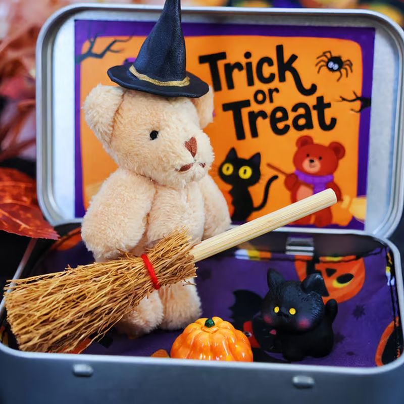 🎃🧸Söt Halloween-nalle i en låda med trollkarlshatt, filt, kvast, pumpa och katt🌟👻