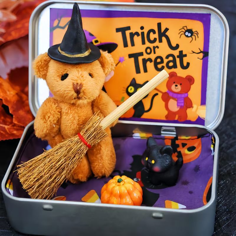 🎃🧸Söt Halloween-nalle i en låda med trollkarlshatt, filt, kvast, pumpa och katt🌟👻