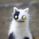 Handgjord ullfilt storögd panikslagen konstig person — Quirky Plush Pal