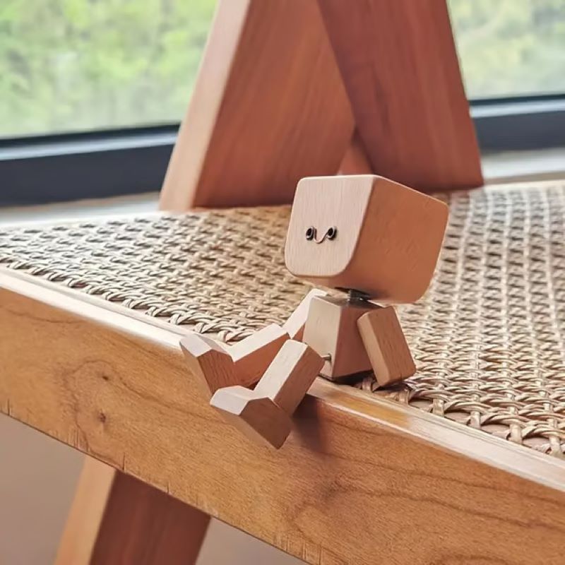 Charmig liten gungfigur i trä med 12 magnetiska uttryck