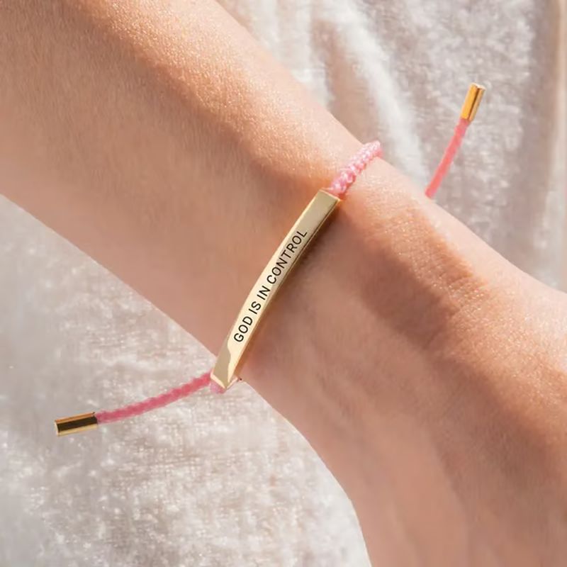 💖✨ Armband med texten "Gud har kontroll" 🎁
