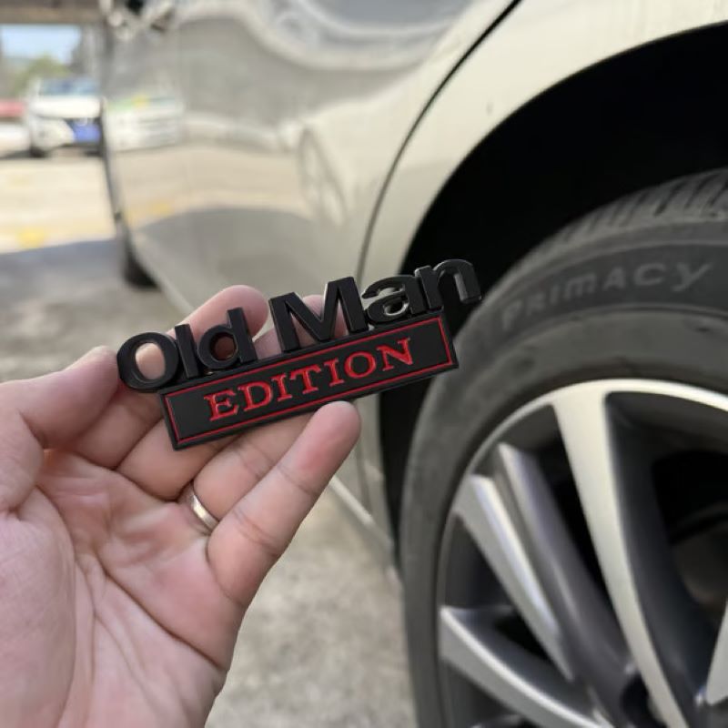 🚗 Old Man Edition-bilemblem