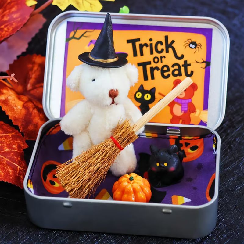 🎃🧸Söt Halloween-nalle i en låda med trollkarlshatt, filt, kvast, pumpa och katt🌟👻