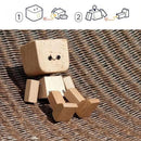 Charmig liten gungfigur i trä med 12 magnetiska uttryck