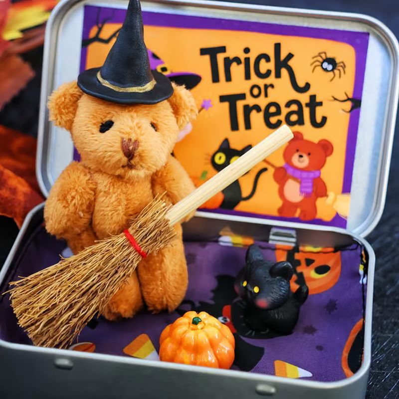 🎃🧸Söt Halloween-nalle i en låda med trollkarlshatt, filt, kvast, pumpa och katt🌟👻