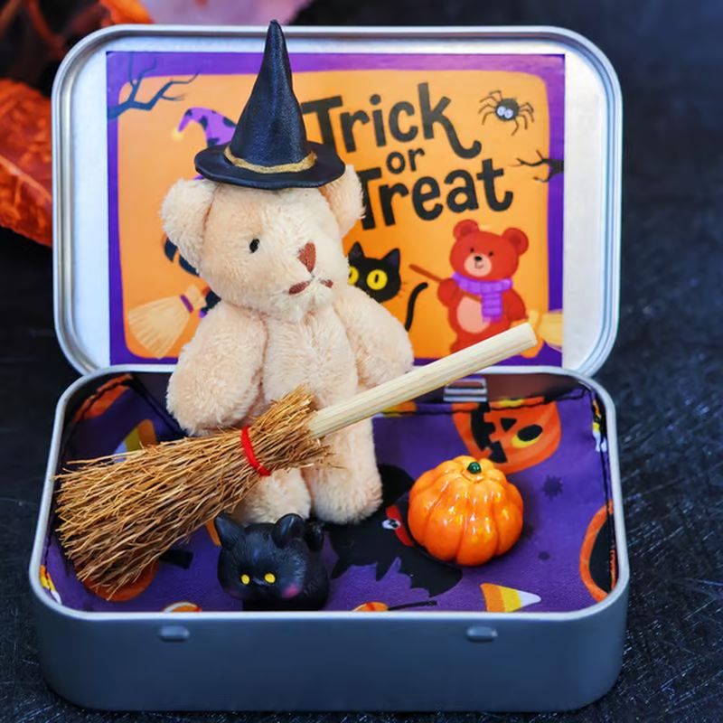 🎃🧸Söt Halloween-nalle i en låda med trollkarlshatt, filt, kvast, pumpa och katt🌟👻