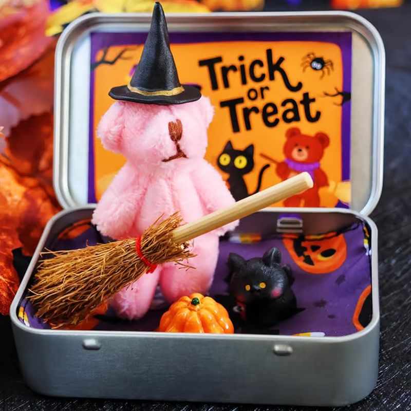🎃🧸Söt Halloween-nalle i en låda med trollkarlshatt, filt, kvast, pumpa och katt🌟👻
