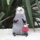 Handgjord ullfilt storögd panikslagen konstig person — Quirky Plush Pal