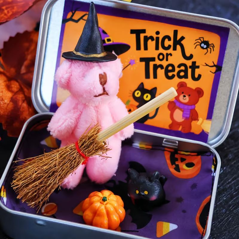 🎃🧸Söt Halloween-nalle i en låda med trollkarlshatt, filt, kvast, pumpa och katt🌟👻