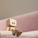 Charmig liten gungfigur i trä med 12 magnetiska uttryck