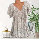 Löst sittande, avslappnad T-shirt med V-hals och korta ärmar